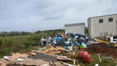 Bild: Stadt Weiden
Vermüllt. Nach mehreren Wochen.stapeln sich die Hinterlassenschaften der Zirkus-Crew auf dem Festplatz. Offenbar empfanden auch andere die Müllberger so anziehend, dass sie weiteren Abfall dazu warfen..