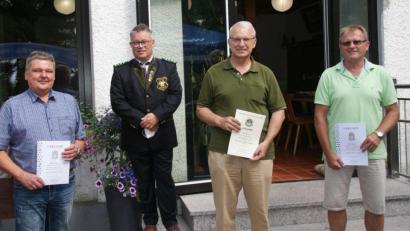 Bild: dop
Die Geehrten mit ihrem Oberschützenmeister (von links): Jürgen Knott (25), OSM Wolfgang Sennfelder, Peter Danzer (40) und Albert Hierl (40).