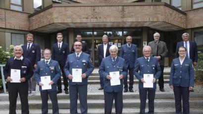 Bild: Hirsch
Landrat, Mandatsträger und Funktionäre ehrten langjährige ehrenamtliche Helfer. Das Bild zeigt vorne von links: Wolfgang Bernert, Martin Liebl, Christian Reinhardt, Michael Bauer, Josef Lobinger und Veronika Engler.