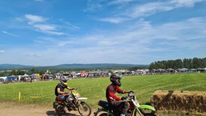 Bild: sne
Kopf an Kopf - Duelle, Staub und laute Motorengeräusche gehören zum Mofa-Rennen dazu.