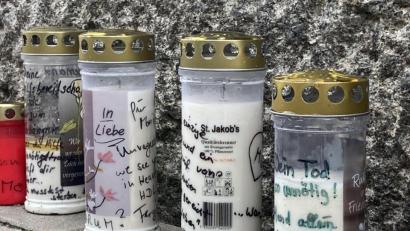 Archivbild: ca
Vor dem Landgericht erinnern Kerzen an den Tod von Moritz G., ertrunken im Weidener Flutkanal.