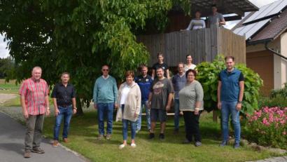 Bild: exb
Das Bild zeigt den Vorstand der FWG Kulmain (vordere Reihe, von links) Arnold Koch, Thomas Hecht, Josef Hofmann, Ursula Pleier, Thomas Braun, Harald Tretter, Manuel Griener, Martina Amtmann, Daniel Stich. In der zweiten Reihe (von links) stehen Anna Osteroth, Bianca Greger, im Baumhaus Maria Stich und Stefan Vetter.