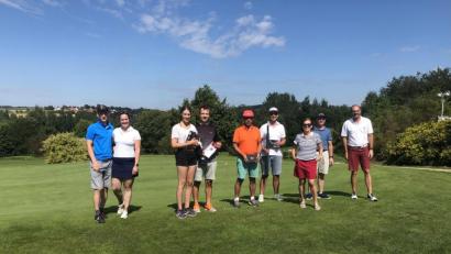 Bild: Golfclub Stiftland/exb
Ein Großteil der Teilnehmer der "Frankentrophy" auf dem Platz des Golfclubs Stiftland.
