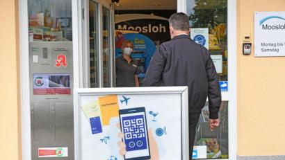 Bild: Gabi Schönberger
Wer vollständig geimpft ist, kann dies per digitalem Zertifikat, Impfpass oder Immunkarte nachweisen, die in Weiden in der Moosloh-Apotheke und der Apotheke im Vesten Haus erhältlich ist.