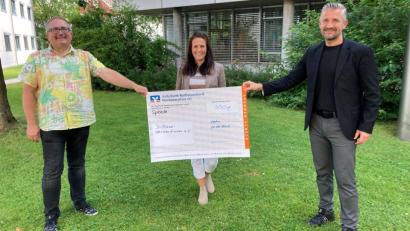 Bild: Michael Reindl/Kliniken Nordoberpfalz/exb
Betriebsrat Gunar Prauschke (links) und Personalleiter Martin Neuhaus (rechts) freuten sich, an Beatrix Kempf vom Verein Stiftlandsternenkinder eine Spende über 300 Euro übergeben zu können.