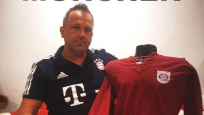 Bild: Fritsch
Ein Originaltrikot des FC Bayern aus dem Jahr 1969: Gerd Müller schenkte dem jungen Marcus Fritsch einst diese Rarität und versah sie zusätzlich mit einer Widmung.