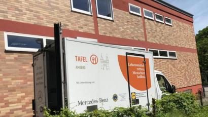 Bild: aub
Einen ähnlichen Transporter, wie ihn die Kollegen aus Amberg nutzen, möchte auch die „Tafel Nabburg“ anschaffen. Als symbolisches „Dankeschön“ an alle Sponsoren werden deren Logos an der Außenseite angebracht.