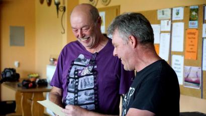 Bild: bkr
Peter Hößl (links) und Wolfgang Nickl bei der Verleihung der Treueurkunde.