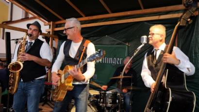 Archivbild: Gerhard Götz
Die Rattle-Gang (von links Markus „Kuse“ Küffner, Chris Radlbeck, Mike Schwarz und Bernhard „Tschaster“ Schuster rockte 2019 auf der Bühne vor dem Blasturm. In dieser Besetzung war es wohl der letzte Auftritt auf einem Schwandorfer Bürgerfest.