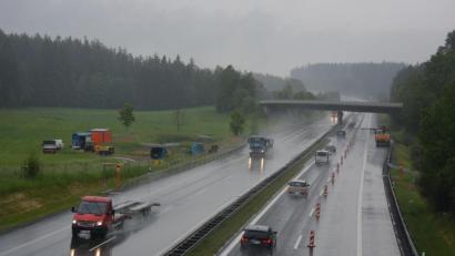 Archivbild: jr
Die Arbeiten für die Erneuerungsmaßnahmen auf der Autobahn A93 im Bereich Pechbrunn laufen seit Anfang Juni.