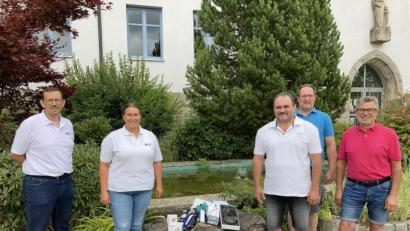 Bild: Markt Eslarn/exb
Georg Rauch und Laura Roth (von links) von den Helfern vor Ort freuen sich über die gespendeten Ausrüstungsgegenstände der Marktratsfraktion und Bürgermeister Reiner Gäbl.