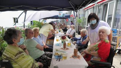 Bild: jzk
Richtig gut gehen ließen es sich die Seniorinnen und Senioren bei der Grillparty im Seniorenzentrum Haus Falkenstein.