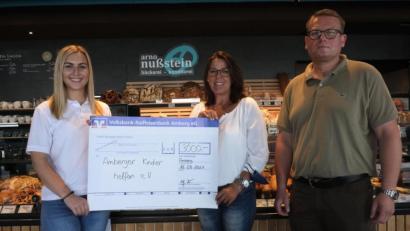 Bild: usc
3000 Euro durfte die 2. Vorsitzende des Vereins „Amberger Kinder helfen“, Katharina Ostermann (Mitte), aus der Hand von Nußstein-Firmenchef Ulf Fischer (rechts) und Filialleiterin Victoria Cholodov (links) entgegennehmen.