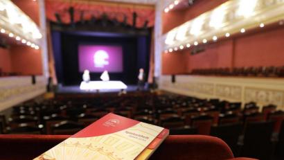 Bild: Wolfgang Steinbacher
Im Stadttheater Amberg haben Vertreter des Kulturreferats das Programmheft für die neue Spielzeit vorgestellt.
