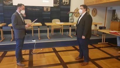 Bild: gi
Der Sparkassenbetriebswirt Christopher Hanauer (SPD) aus Burgtreswitz (rechts) rückt für Johann Maier in den Marktgemeinderat nach. Bürgermeister Armin Bulenda vereidigte den Burgtreswitzer.
