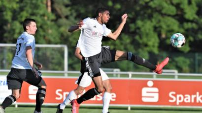 Bild: Büttner, Gerhard
Jamal Dubois trifft per Direktabnahme zum zwischenzeitlichen 3:0 für die SV Grafenwöhr. Am Ende musste die SpVgg Schirmitz eine 1:5-Niederlage im Grafenwöhrer Sportpark quittieren.