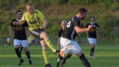 Bild: nor
Die Abwehr der DJK Weiden stand in den bisherigen Spielen kompakt. In der Partie beim ASV Haidenaab soll die Defensive erneut die Grundlage für einen weiteren Erfolg sein. Das Bild zeigt eine Szene aus dem Saisonauftaktspiel bei der DJK Neustadt.