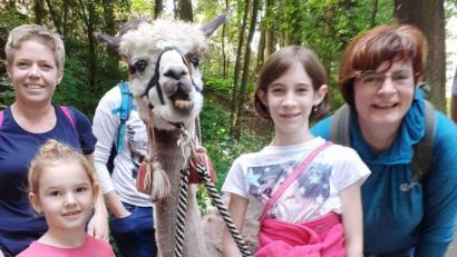 Bild: br
Ein tierisches Erlebnis der besonderen Art war die Wanderung mit Lamas und Alpakas vom Elfenteich, eine Veranstaltung zum diesjährigen Ferienprogramm der FGV-Ortsgruppe Speichersdorf, mit der Jugendleiterin Martina Dötsch (ganz rechts) als Organisatorin.