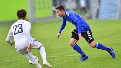Bild: A. Schwarzmeier
Moritz Zeitler (rechts) hat seine Verletzung überwunden und will auch im Derby gegen den den FC Amberg das Weidener Spiel antreiben.