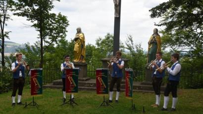 Bild: adj
Mit viel Musik unterhalten die Gruppen der Jugendblaskapelle Parkstein die Zuhörer an den beiden Musiktouren am Samstag. Eine Station ist auf dem Gipfel des Basaltkegels.