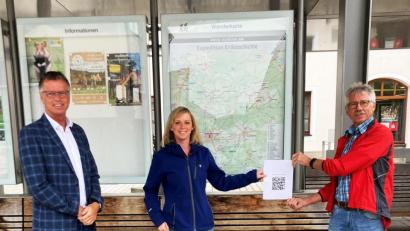Bild: Katrin Falk/exb
Bürgermeister Hermann Falk, Kultur- und Tourismusbeauftragte Monika Reindl und Wanderbeauftragter Manfred Kindzorra präsentieren die QR-Codes für die Wanderwege.