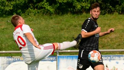 Bild: mhs
Der Arnschwanger Martin Gohel (links) versucht, Adrian Imeri vom 1. FC Schwarzenfeld zu bremsen.