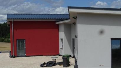 Bild: Houschka
Das neue Feuerwehrhaus in Högling ist durch die Mitarbeit vieler FFW-Angehöriger zielstrebig in die Höhe gebracht worden. Es entsteht auf einem Grundstück am nördlichen Dorfrand.