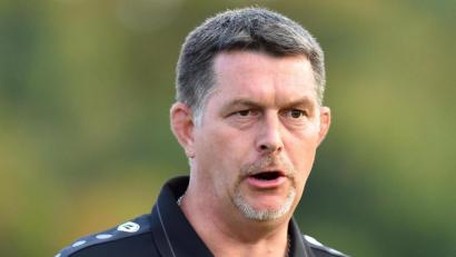 Bild: A. Schwarzmeier
Stefan Krebs, Trainer der DJK Weiden, kann zufrieden sein. Seine Mannschaft gewann auch ihr fünftes Saisonspiel.