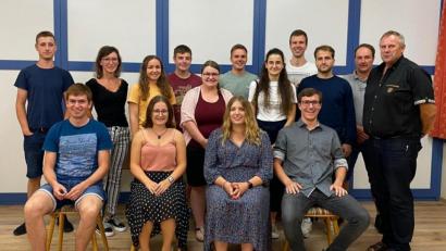 Bild: Laura Brandl/exb
Die Bereitschaft, Ämter zu übernehmen, ist in der KLJB groß. Annalena Schauer und Thomas Ebner (vorne Erster und Zweite von rechts) haben den Vorsitz, ihre Stellvertreter sind (vorne von links) sind David Rötzer und Tina Ebner. Im Bild das neue Vorstandsteam zusammen mit dem Jugendbeauftragten Matthias Dirnberger und Gemeindevertreter Wolfgang Niebauer.