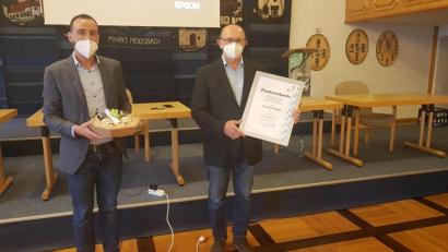 Bild: gi
Bürgermeister Armin Bulenda verabschiedet Marktrat Johann Maier (rechts).