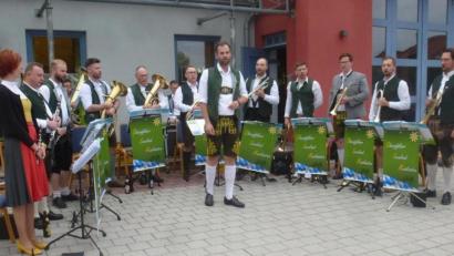 Bild: mad
Die Serenade der Kapelle "Oberpfälzer Seenland" erntete verdienten Applaus. Die Zuhörer freuten sich, nach der langen, gezwungenermaßen veranstaltungsfreien Zeit, wieder ein Konzert genießen zu können.