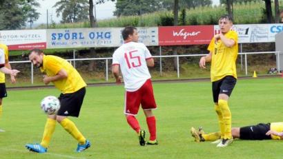 Bild: heh
Kapitän Benjamin Lauton (rechts) stellte für die SpVgg Wiesau die Weichen auf Sieg. Sein wuchtiger Kopfball kurz vor der Pause brachte das 1:0 gegen den VFC Kirchenlamitz.