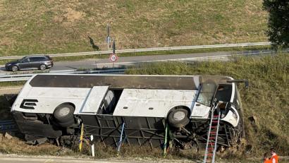Bild: vifogra/dpa
Ein umgekippter Reisebus liegt an der Straße. Bei dem Busunfall im niederbayerischen Landkreis Kelheim sind vier Menschen schwer verletzt worden. Der Reisebus sei ohne Beteiligung anderer Fahrzeuge umgekippt, erläuterte ein Sprecher der Polizei.