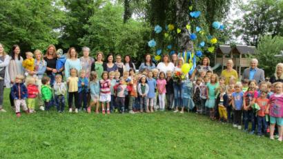Bild: Gemeinde Kulmain/exb
Unser Bild zeigt die Kindergartenkinder, Erzieherinnen sowie Pflegerinnen, Vertreterinnen des Elternbeirates, Kindergartenleiterin, Bürgermeister und nicht ganz in der Mitte die frühere Kindergartenleiterin Ingrid Hoffmann mit Luftballon und Blumenstrauß,