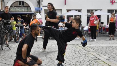 Bild: Petra Hartl
Auch der Kickbox-Nachwuchs hat's schon drauf – und schlägt mit einem gezielten Kick einem Sportfreund eine Flasche vom Kopf.