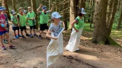 Bild: cro
Mit großer Begeisterung haben sich die Kinder beim Ferienprogramm an der JU-Olympiade der Jungen Union unter Leitung von Pius Stahl beteiligt.
Zur Abkühlung und zur Belohnung nach den anstrengenden Wettkämpfen gab es ein großes Eis vom Kiosk am Gaisweiher.