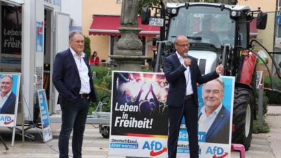 Bild: kro
Die beiden AfD-Bundestagsdirektkandidaten Manfred Schiller (Weiden, links) und Rainer Rothfuss (Lindau) stellten sich den Fragen der Wahlkampfbesucher.