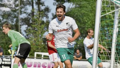 Bild: Ziegler
Stefan Meisel bejubelt das 1:0 für den 1. FC Schlicht gegen die SpVgg Pfreimd.