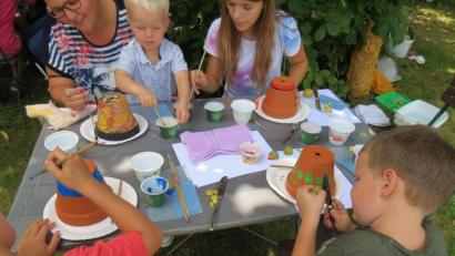 Bild: Schlehuber/exb 
Voller Eifer bastelten die Kinder Insektenglocken, die sie im elterlichen Garten aufhängen können.