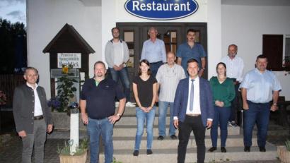 Bild: soj
Viel Lob gab es von Landtagsabgeordnetem Tobias Reiß (links) für die CSU Ebnath. Zum Führungsteam des Ortsverbands gehören (von links) Helmut Schenkl, Maximilian Rubenbauer, Anna Ritter, Gerhard Pelzer, Rainer Filberth, Thomas Seitz, Vorsitzender und Bürgermeister Wolfgang Söllner, Petra Filberth, Rudi Rubenbauer und stellvertretender Vorsitzender Michael Sticht.