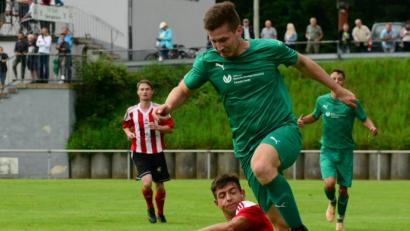 Bild: ham
Auf und davon: Der Stullner Wirbelwind Tobias Lippert (grünes Trikot) überspringt gekonnt die Grätsche des Rötzers Daniel Kestler.