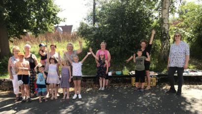 Bild: Ute Döhler/exb
Organisiert hatten den Flohmarkt in Pechbrunn Ute Döhler und Monika Schneider (rechts).