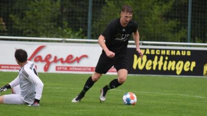 Bild: gb
In bester Torjägermanier tanzt Nico Stark in dieser Szene den Bayreuther Torhüter Tobias Obwandner aus und vollstreckt zum zwischenzeitlichen 2:1 für den FC Tirschenreuth. Am Ende zogen die Kreisstädter aber mit 2:4 den Kürzeren.