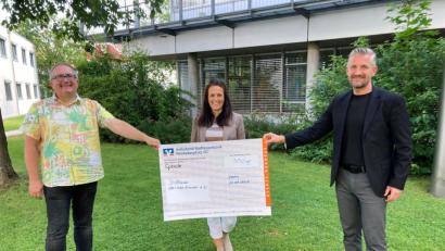 Bild: Kliniken Nordoberpfalz, Michael Reindl/exb
Betriebsrat Gunar Prauschke (links) und Personalleiter Martin Neuhaus übergeben die Spende an Beatrix Kempf.