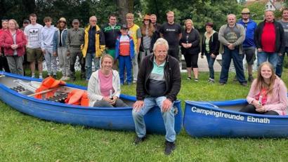 Bild: soj
Die beiden neuen Kanus wurden auf die Namen Ailine und Hannah mit einer Sektdusche getauft.