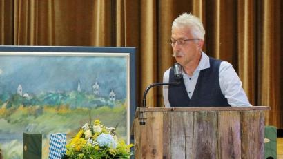 Bild: Pleier/exb
CSU-Marktrat Gerhard Peter hielt die Laudatio auf den früheren Bürgermeister Manfred Rodde, der ebenfalls der CSU angehört.