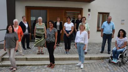 Bild: jr
Neuwahlen gab es bei der Frauen-Union Mitterteich. Im Bild (erste Reihe, von links) Patrizia Stark, Alexandra Weiß, Rita Härtl und Doris Scharnagl-Lindinger sowie (hinten, von links) Traudl Schriewer, Irmgard Zintl, Gisela Schneider, Christine Ernstberger, Diana Burger, JU-Vorsitzender Christoph Hampel, Rosalie Ginker und CSU-Stadtratsfraktionsvorsitzender Josef Schwägerl.