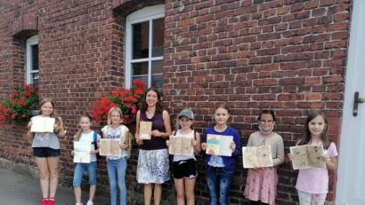 Bild: Stadt Tirschenreuth/exb
Christine Henrich (Vierte von links) und die begeisterten Mädchen bei der Präsentation ihrer Schatzkarten.