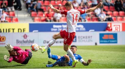 Bild: Matthias Balk/dpa
Das hätte das 2:0 für den SSV Jahn sein müssen: David Otto (weißes Trikot) scheitert an Schalke-Keeper Ralf Fährmann (links) und Verteidiger Victor Palsson.