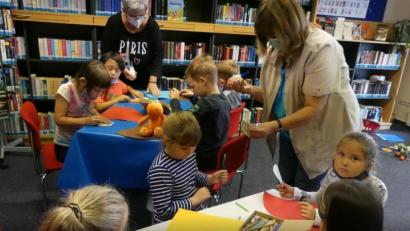 Bild: rn
Der kleine Drache Kokosnuss schaut zu, als die künftigen Erstklässler in der Stadtbibliothek mit Unterstützung von Karin Reul und Renate Schneider-Kaus (von rechts) Kleine-Drache-Kokosnuss-Schultüten basteln.